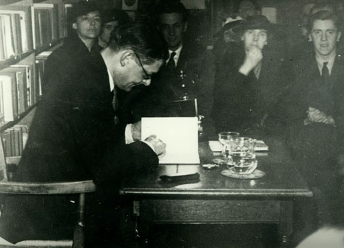 Eliot reading his poetry in public